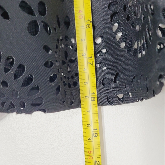 C'est Moi Black Cut Out Floral Lace Zipper Back Lined A-Line Mini Skirt Size L - Picture 8 of 10